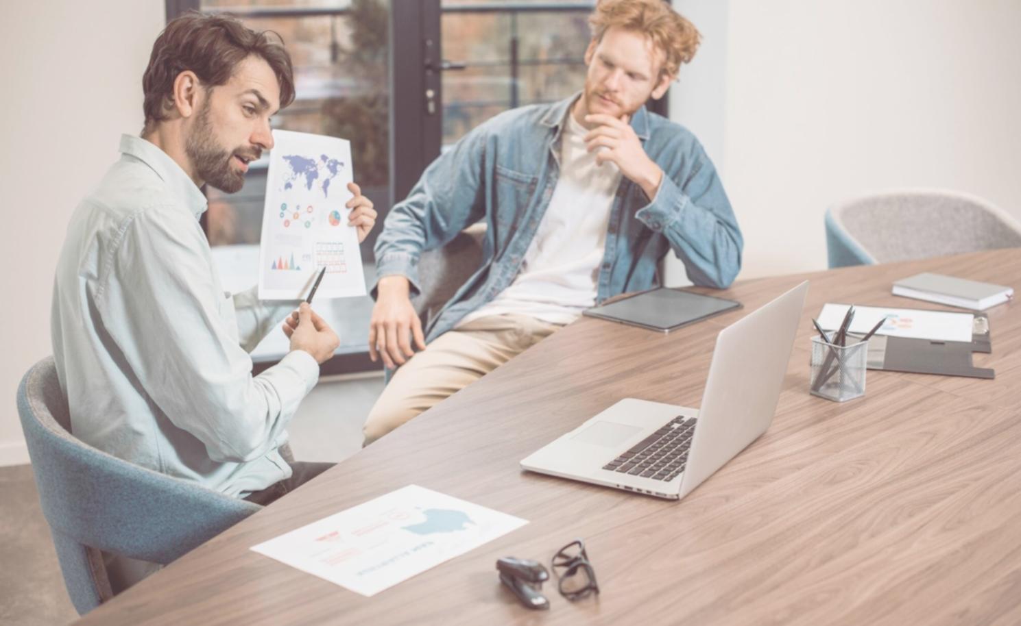 virelonthras Team bei der Strategieplanung im modernen Düsseldorfer Büro